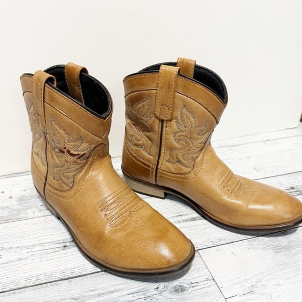 Dingo Women's Willie Short Western Boots in tan leather in Sz 7.5